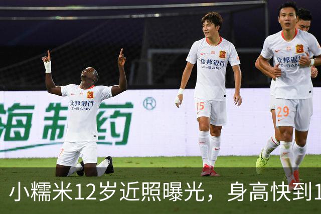 小糯米12岁近照曝光，身高快到1米7，父母陪伴差距看得人心酸